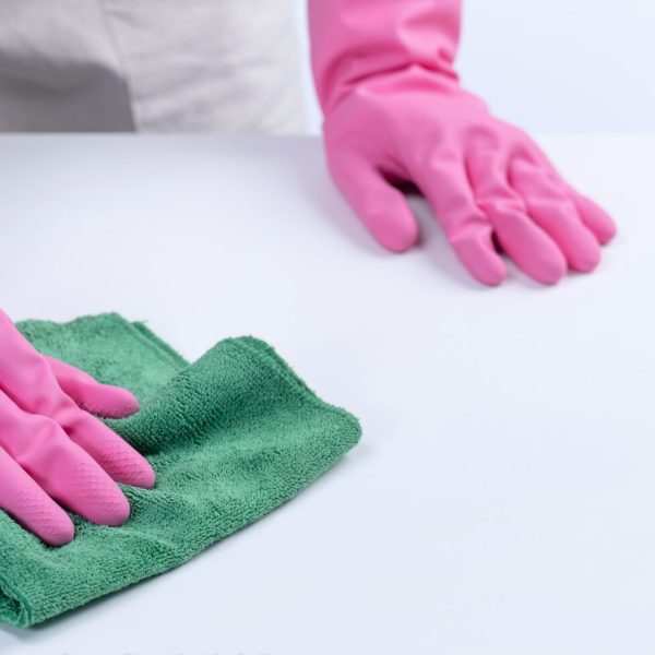 vecteezy_woman-housekeeper-wearing-protective-gloves-and-using-rag-to_9934165-min vecteezy_woman-housekeeper-wearing-protective-gloves-and-using-rag-to_9934165-min